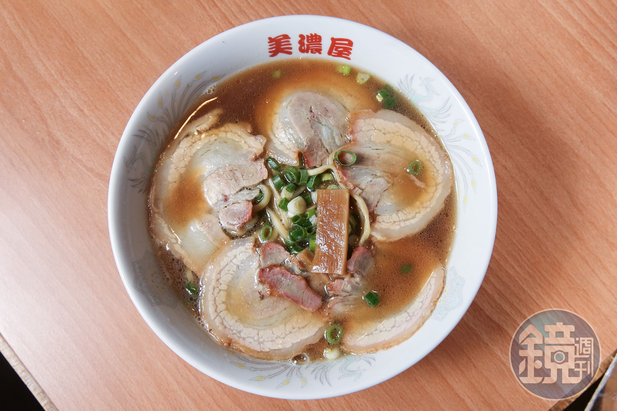 美濃屋的湯頭清甜不過鹹，手製麵條彈性佳，肥瘦相間的叉燒入口不油膩。（叉燒拉麵230元／碗）