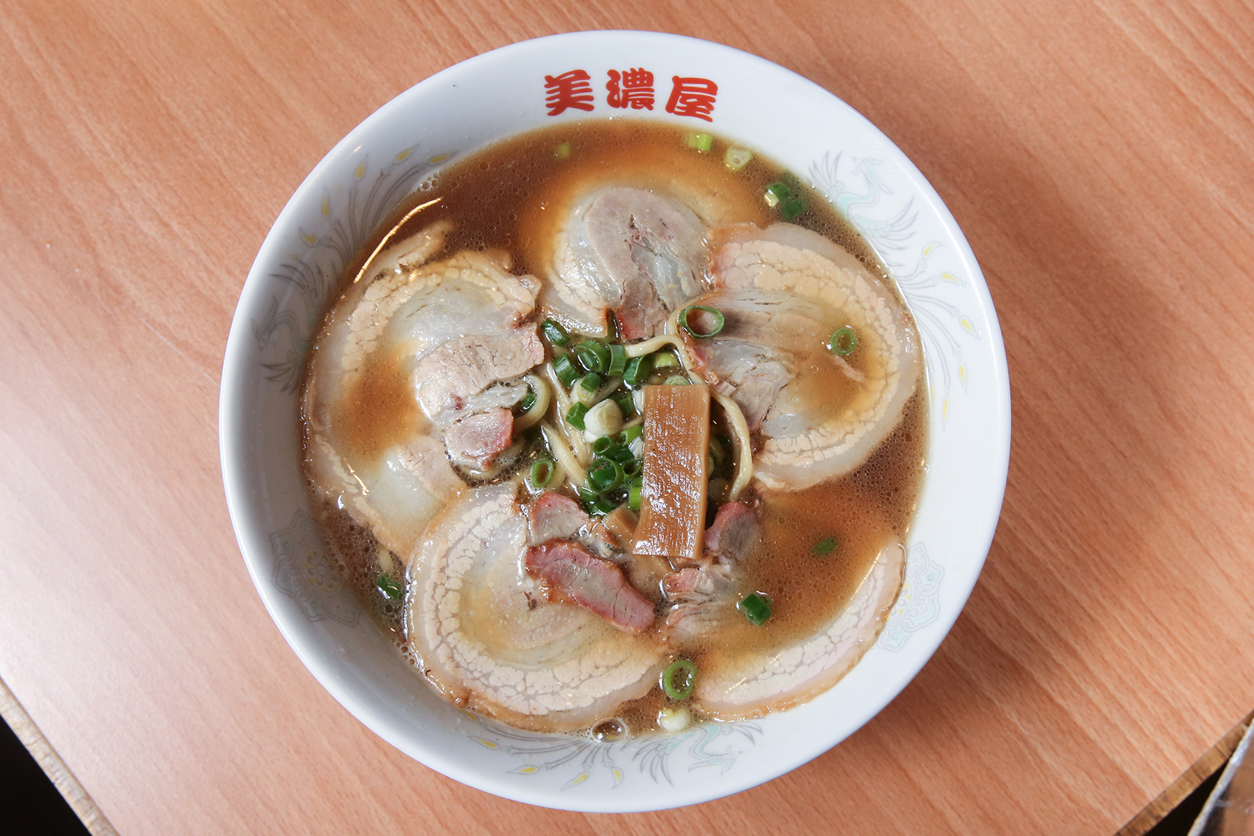 美濃屋的湯頭清甜不過鹹，手製麵條彈性佳，肥瘦相間的叉燒入口不油膩。（叉燒拉麵230元／碗）