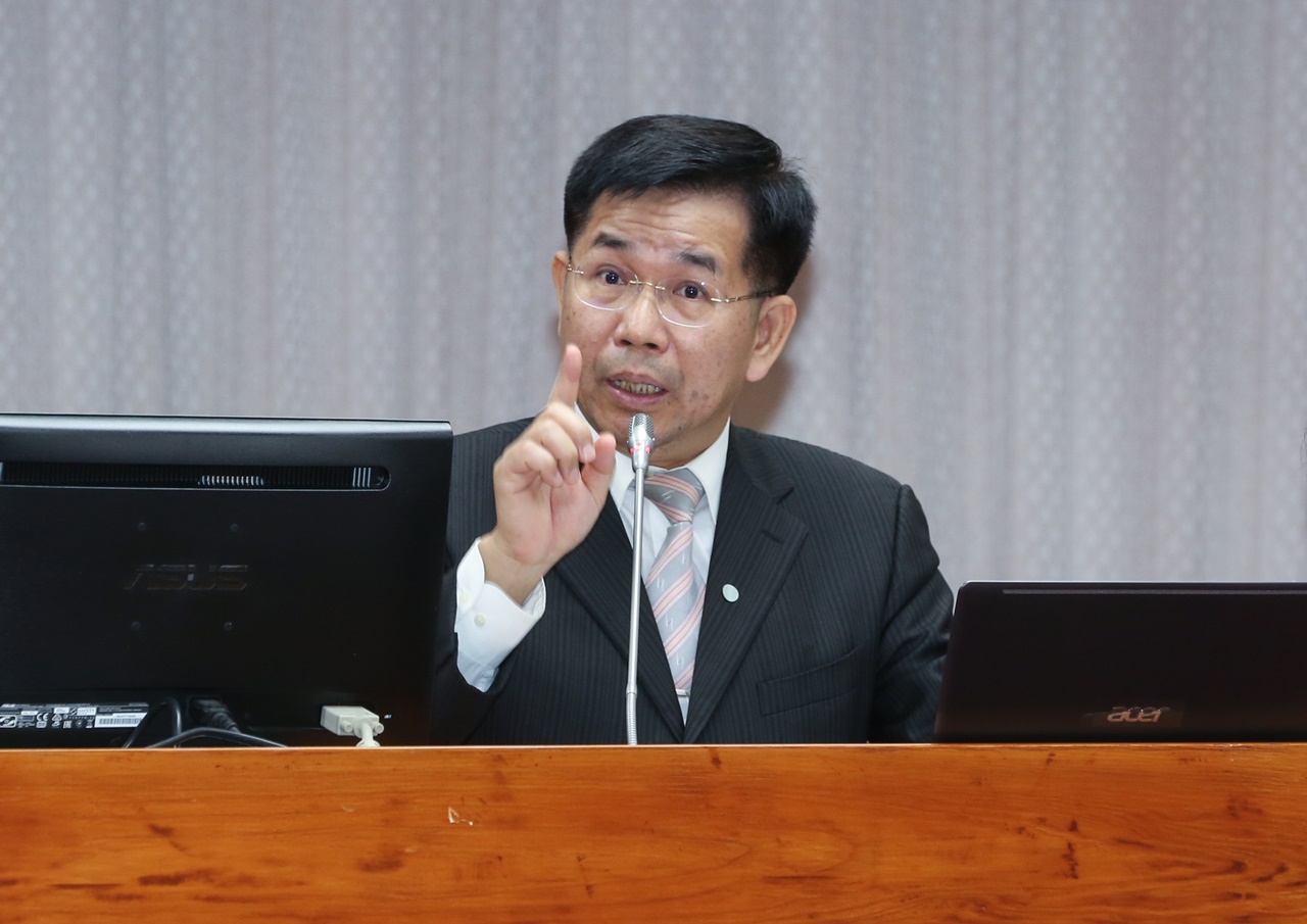 教育部長潘文忠強調校方應以公民行使投票權為最高原則，呼籲各校配合勿在26日排課。