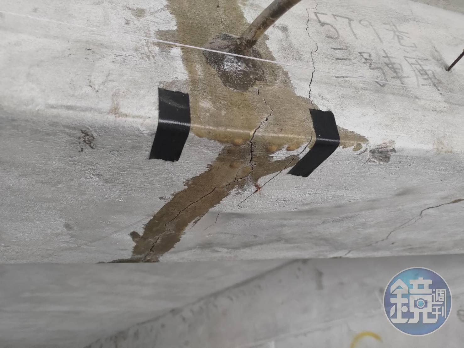 丁婦的車庫到處都有漏水的痕跡。