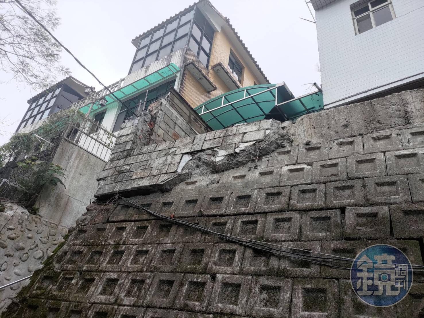 丁婦指控鄰居因興建違建駁坎等違建壓壞其車庫，卻仗著妻子是法官而卸責。