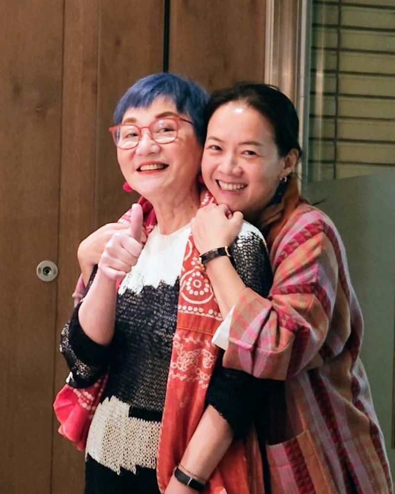 張小燕和曾寶儀情同母女。(翻攝自曾寶儀臉書)