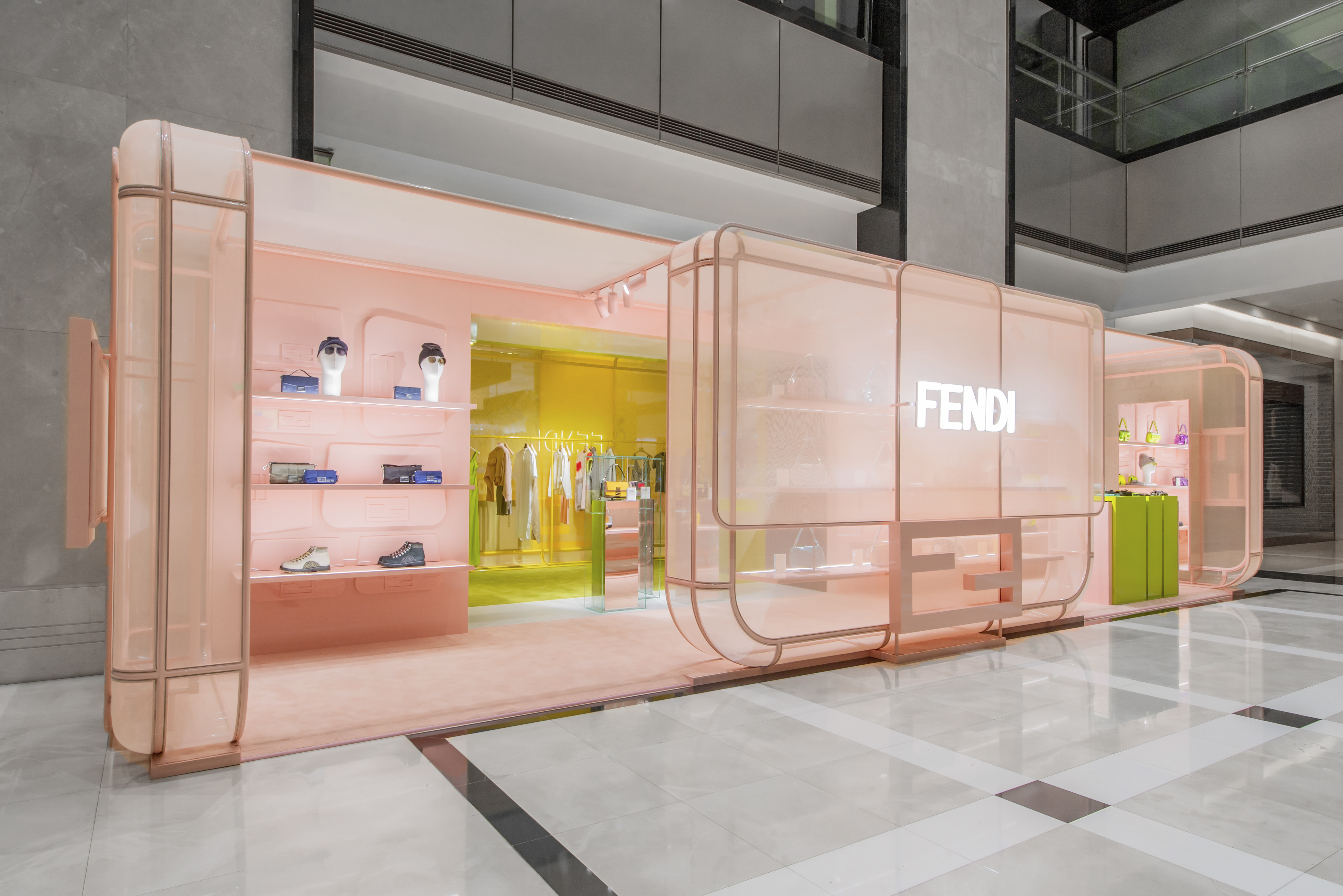 FENDI新光三越台南新天地Pop up快閃店的櫻花粉色店裝好浪漫。（FENDI提供）