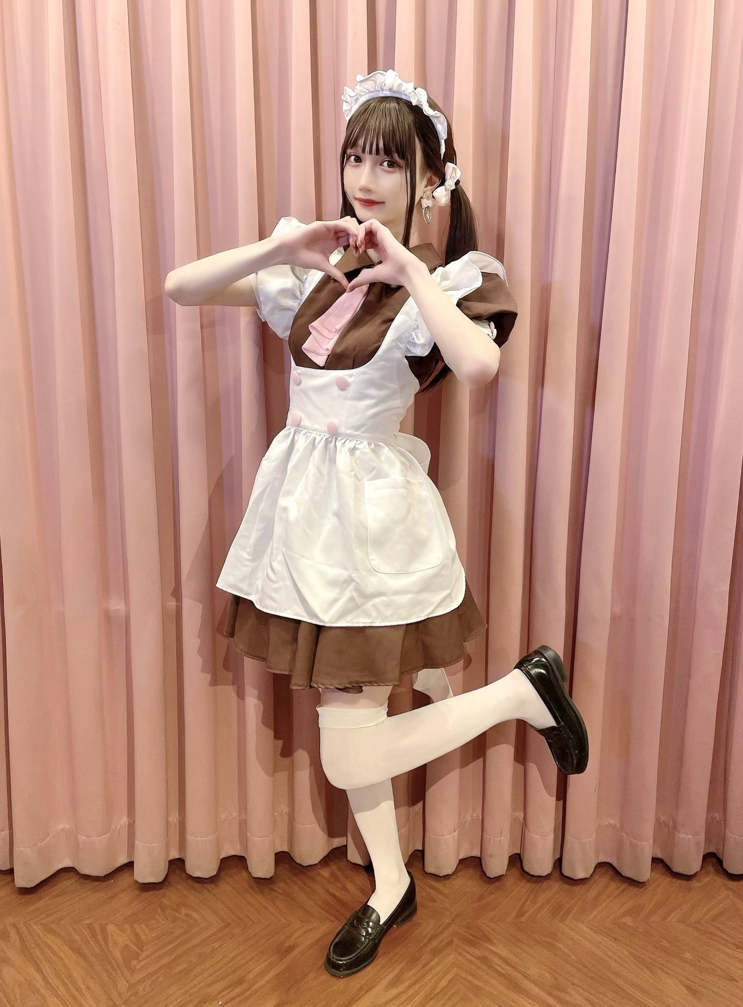 杉本陣從疫情開始嘗試扮成女裝，在社群媒體獲得大量粉絲追蹤。（翻攝推特@jin_1216）