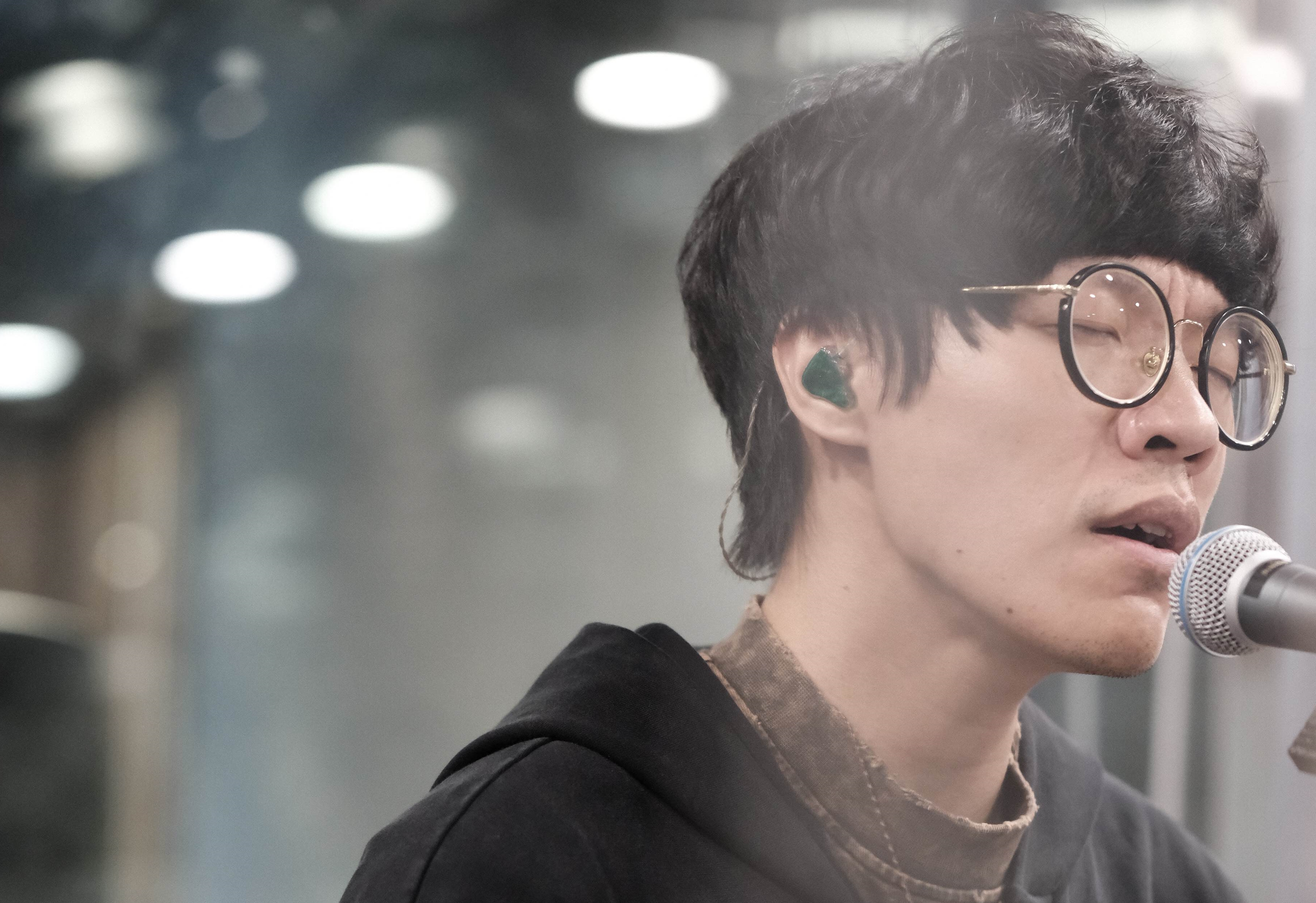 盧廣仲獻聲翻唱Disney+ 原創影集《台灣犯罪故事》曝片頭曲〈天黑黑〉。（Disney+提供）