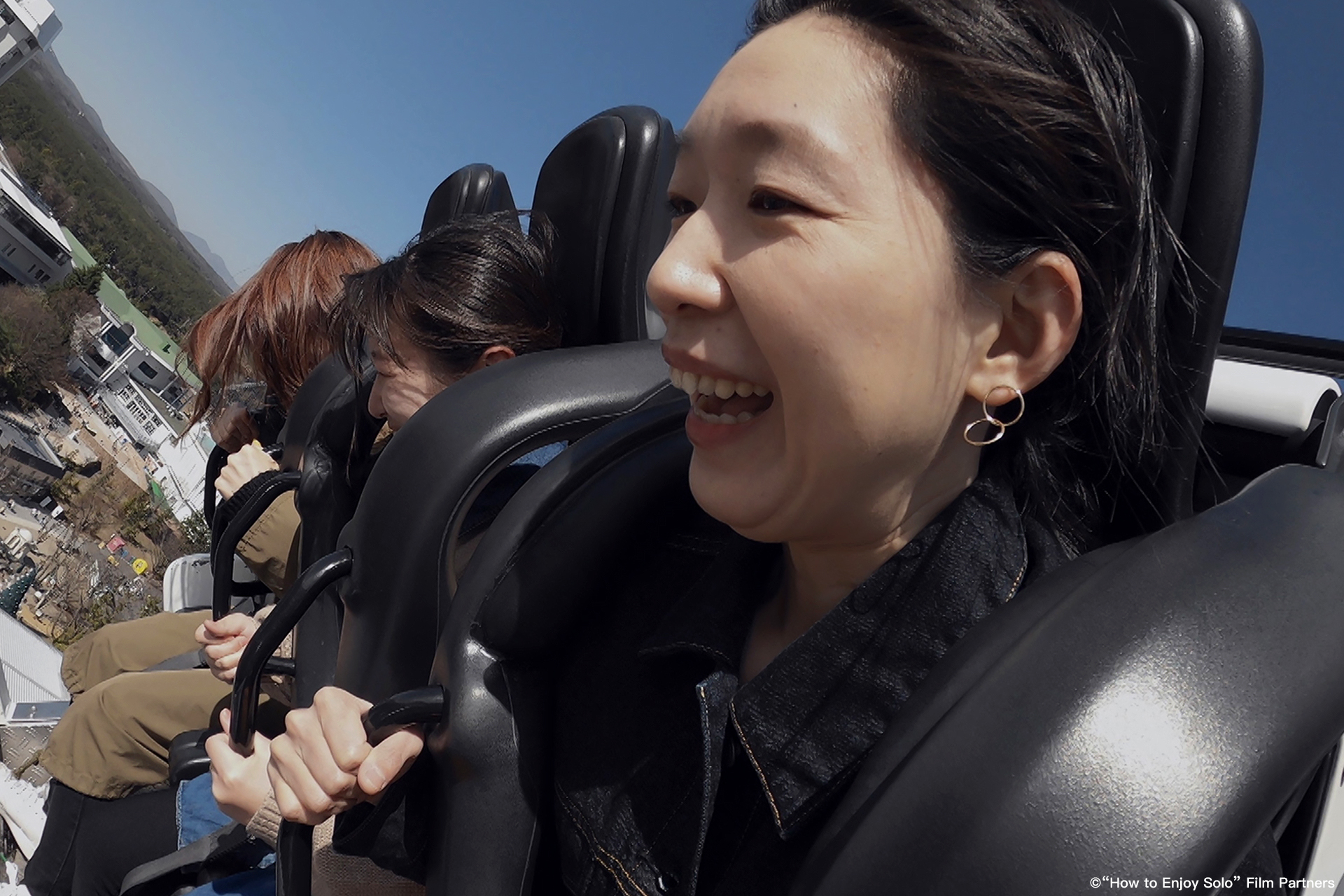 一個人坐雲霄飛車，江口德子在《獨活女子的守則》表現大獲好評。（friDay影音提供）