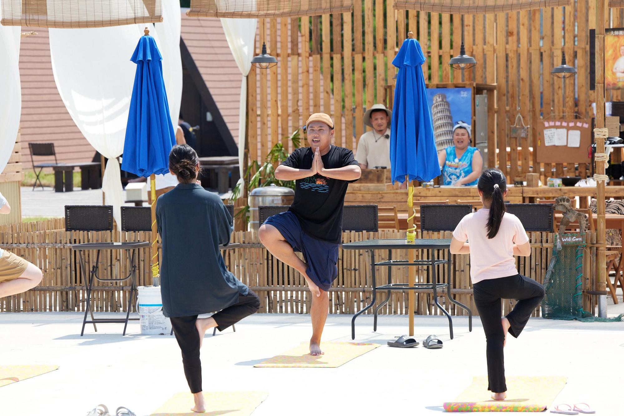 洋蔥化身「YOGA CHEN」瑜伽老師。(灰人文化提供)
