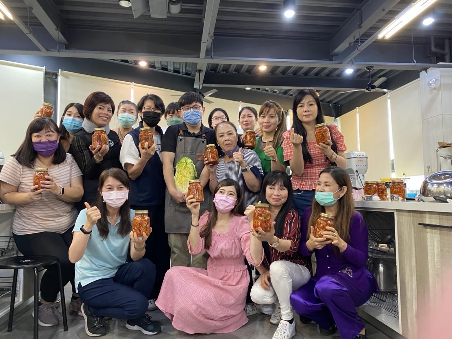 參與活動的新住民朋友手拿自己完成的泡菜都十分興奮。(移民署提供)