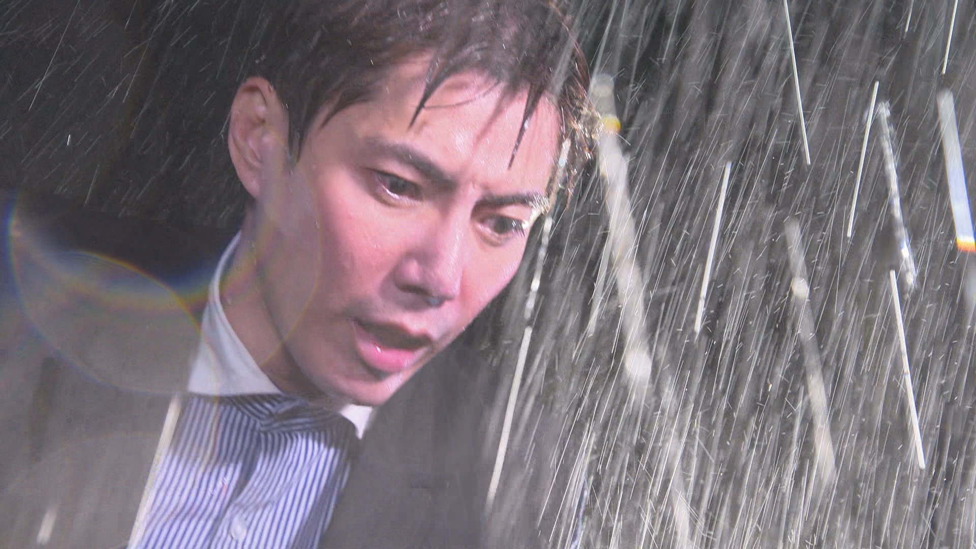 《市井豪門》劇中王凱開車撞到人，雨中查看。（民視提供）