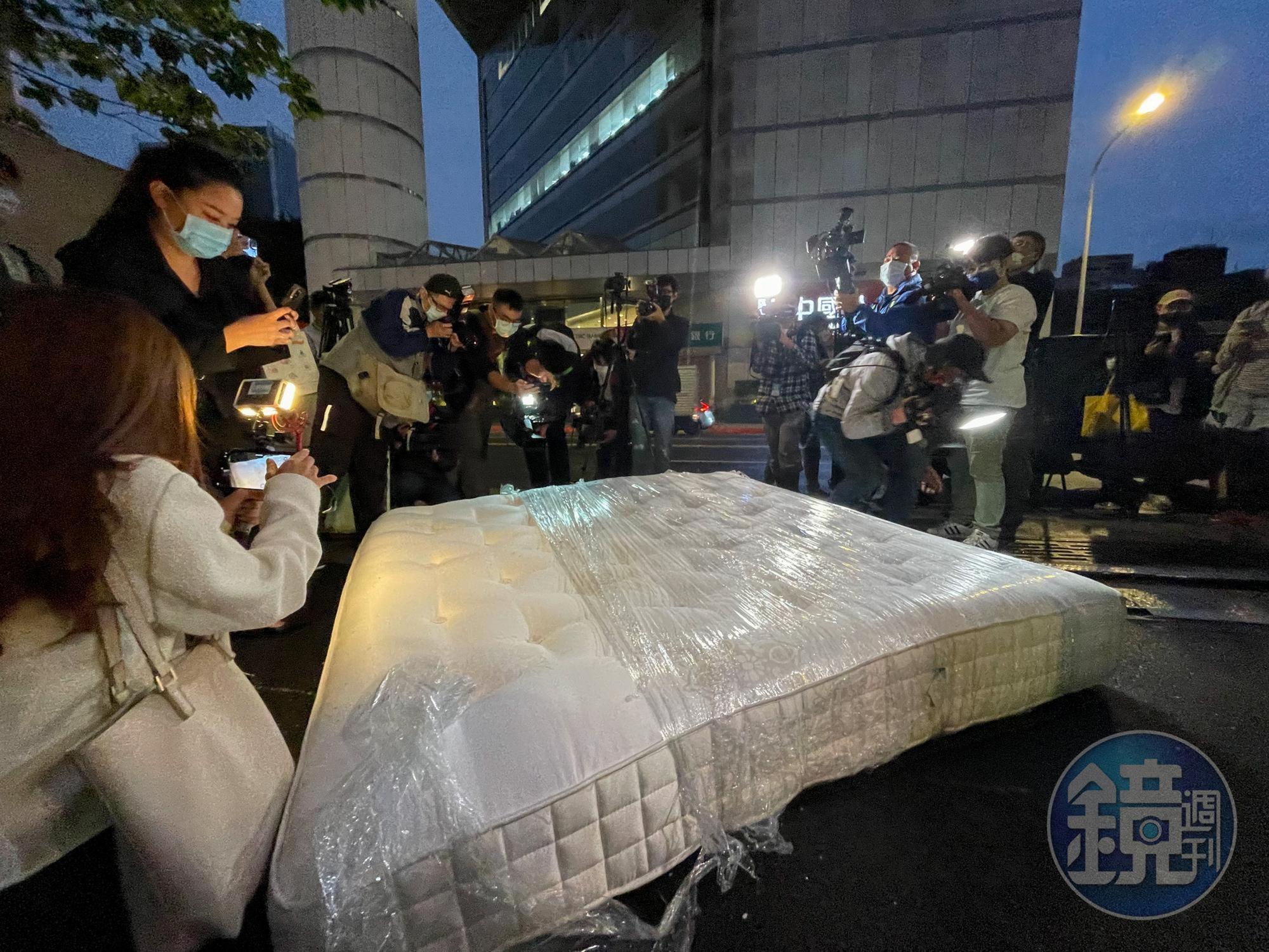 台灣媒體SNG直播床墊肢解事件,比週末選舉的市長、市議員候選人還紅。