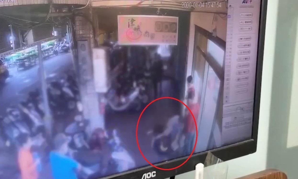 李男不滿陳男碎念,催促出牌,氣得怒踹陳男,雙方打成一團。(翻攝畫面)
