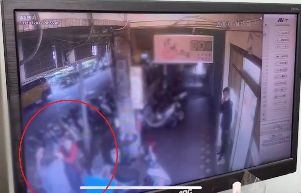 協會工作人員上前拉開雙方,但2人仍趁隙出手毆打對方。(翻攝畫面)