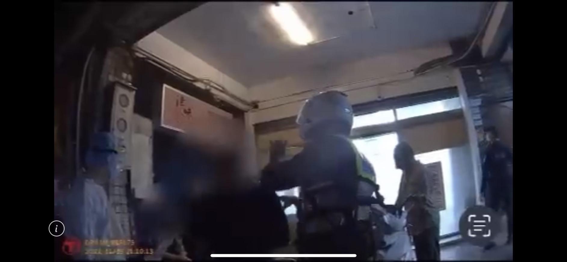 警方獲報到場,因雙方互控傷害,全帶回警局偵訊。(翻攝畫面)