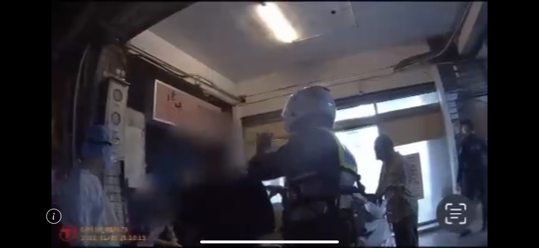 警方獲報到場，因雙方互控傷害，全帶回警局偵訊。（翻攝畫面）