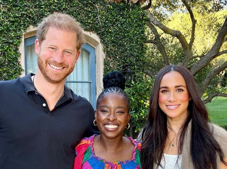 梅根（右起）、戈爾曼和哈利王子一起合照，看起來很開心。（翻攝Amanda Gorman IG）