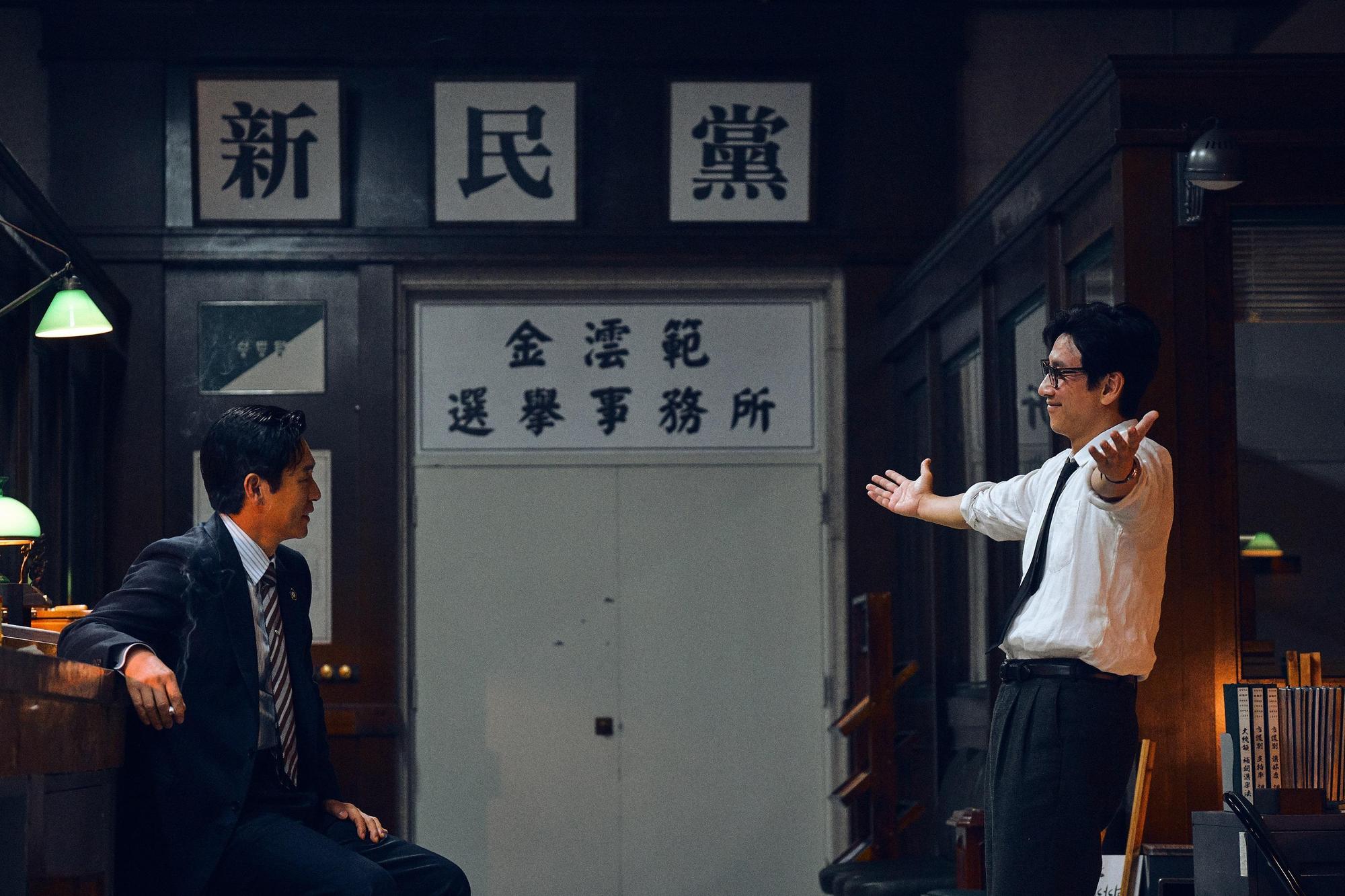 薛景求（左）向導演推薦李善均演出《王者製造》，2人也因此初次同台飆戲。（華映娛樂提供）