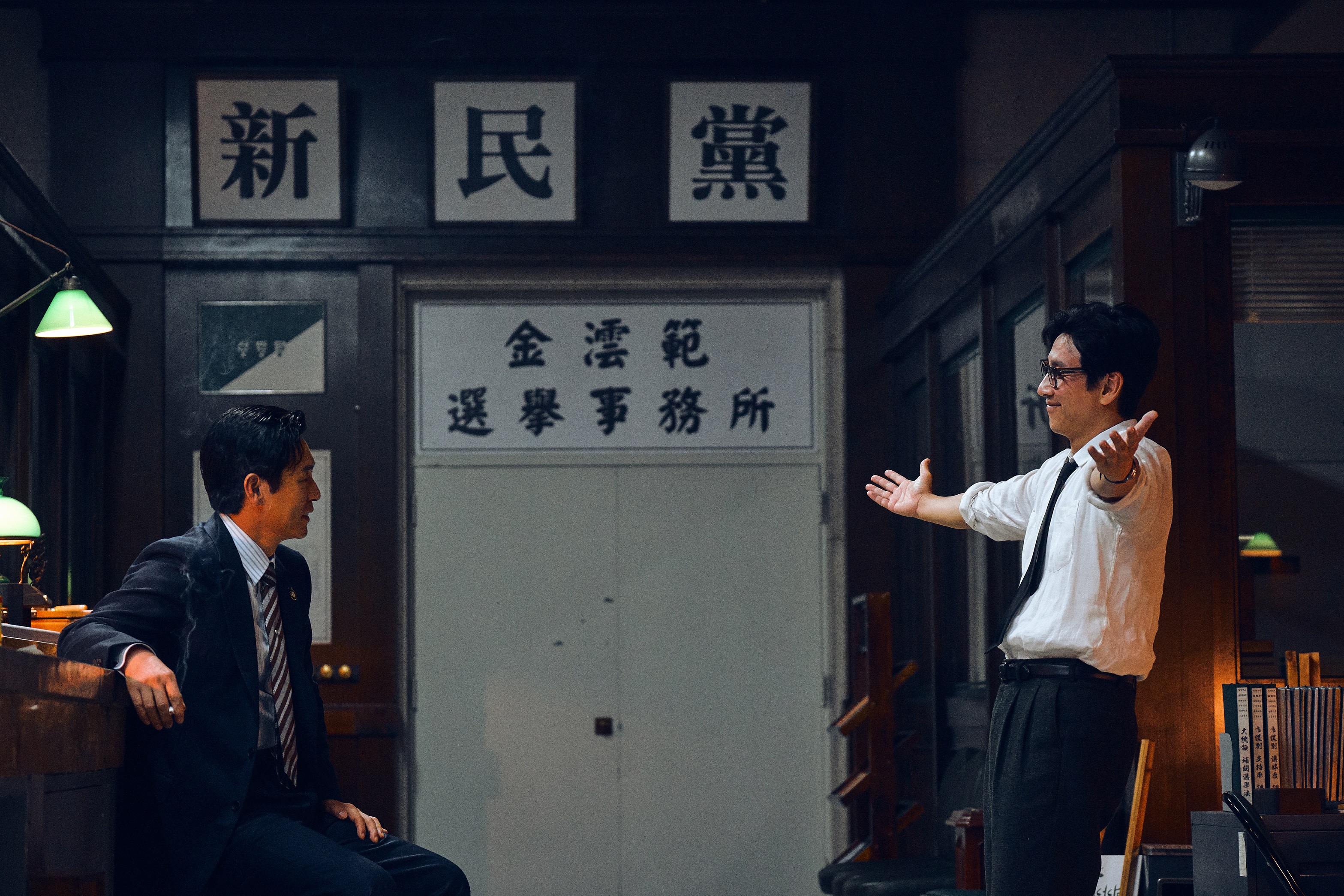 薛景求(左)向導演推薦李善均演出《王者製造》,2人也因此初次同台飆戲。(華映娛樂提供)
