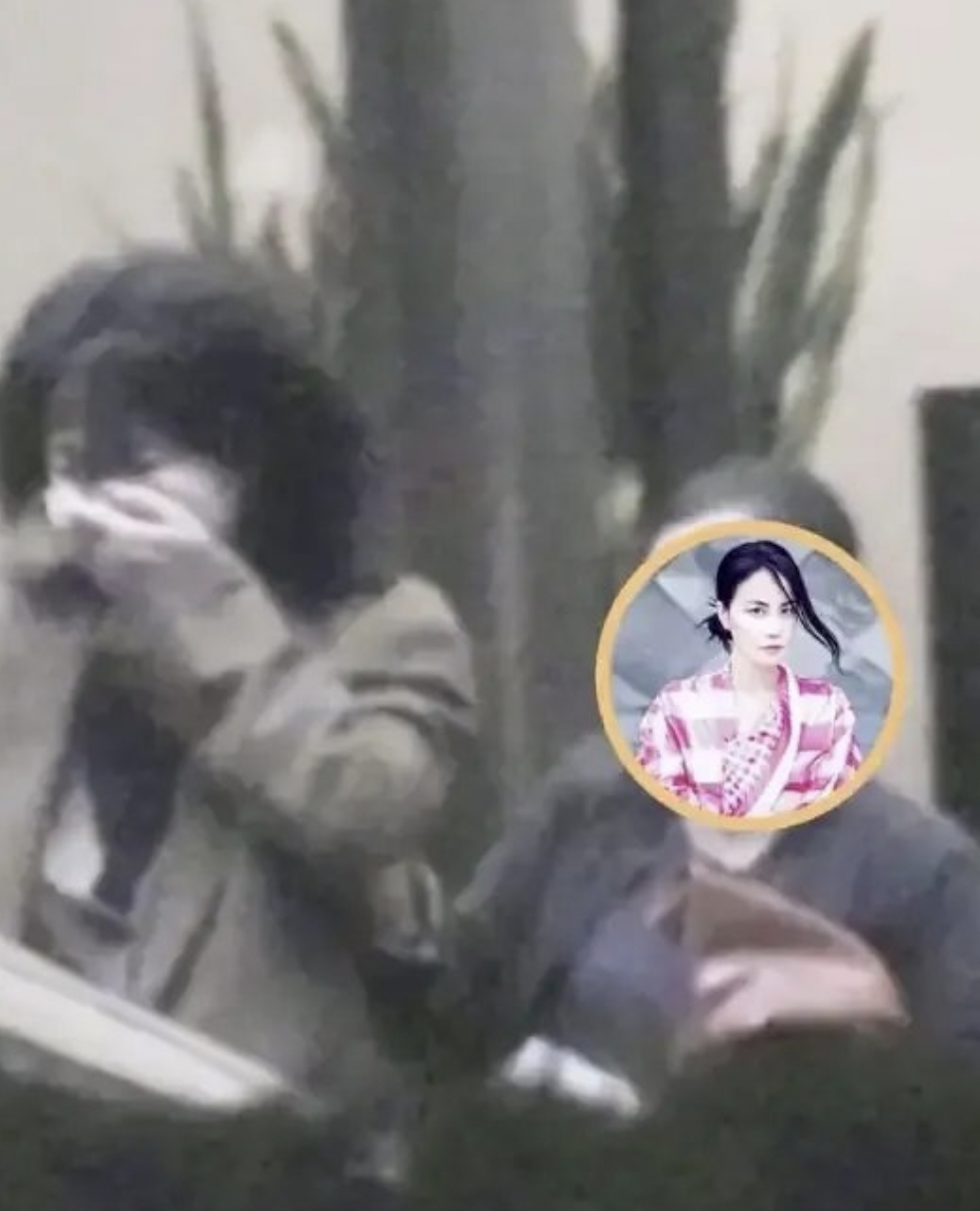 一旁工作人員攙扶著王菲,而王菲則嗚嘴走出餐廳,從表情看起來疑似在哭。(翻攝自微博)