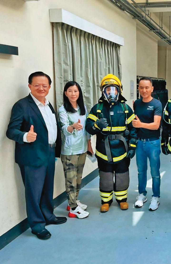 如山(右)至今已捐贈逾40輛救護車,他與愛爾麗總經理劉貞華(左2)受消防署長蕭煥章(左)邀請參觀竹山訓練中心。(常如山提供)