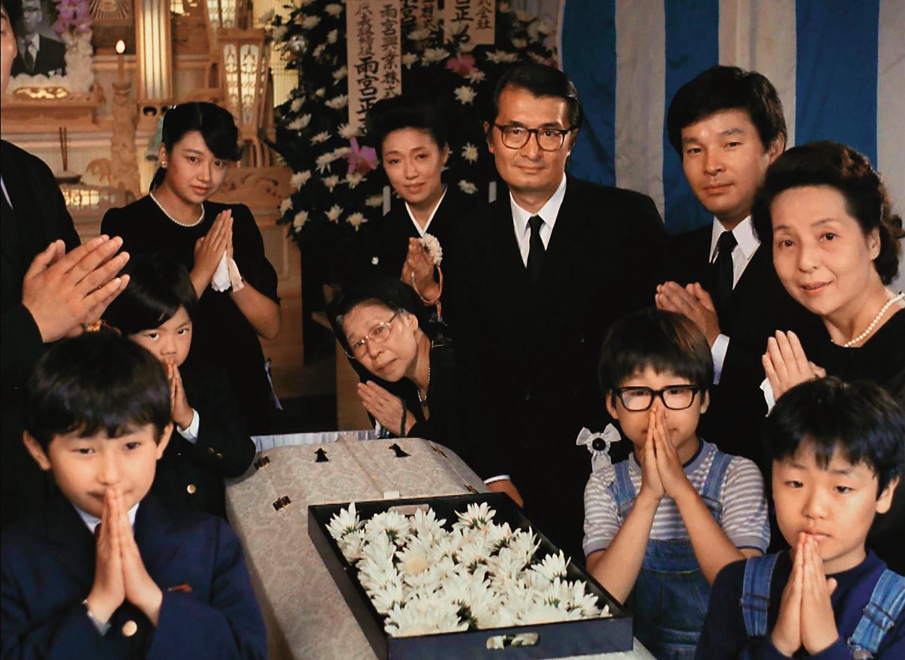 伊丹十三首部執導電影《葬禮》是從個人經歷出發、為妻子宮本信子（後排右四） 量身打造的作品。（台北双喜電影提供）