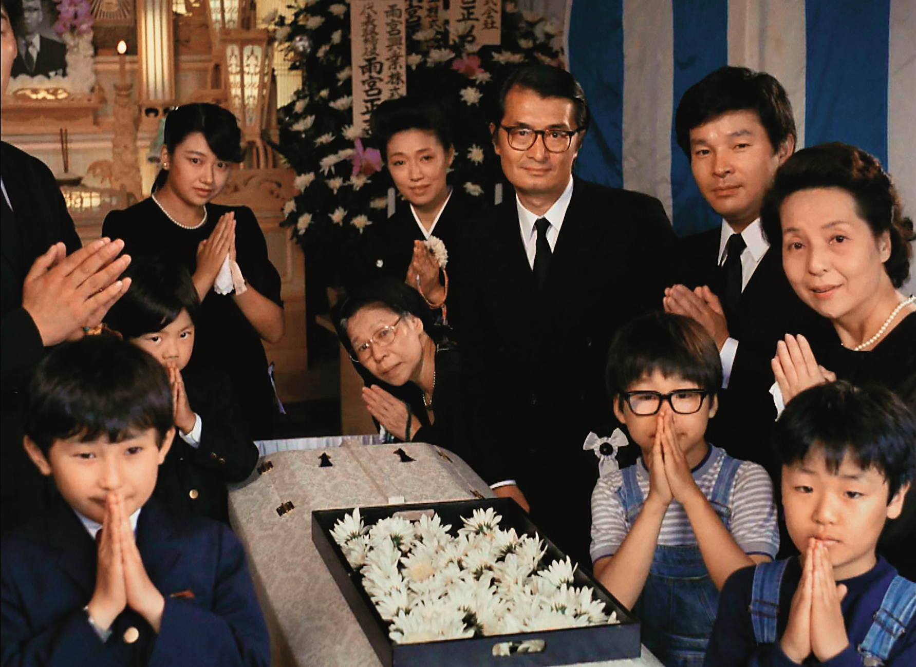 伊丹十三首部執導電影《葬禮》是從個人經歷出發、為妻子宮本信子（後排右四） 量身打造的作品。（台北双喜電影提供）