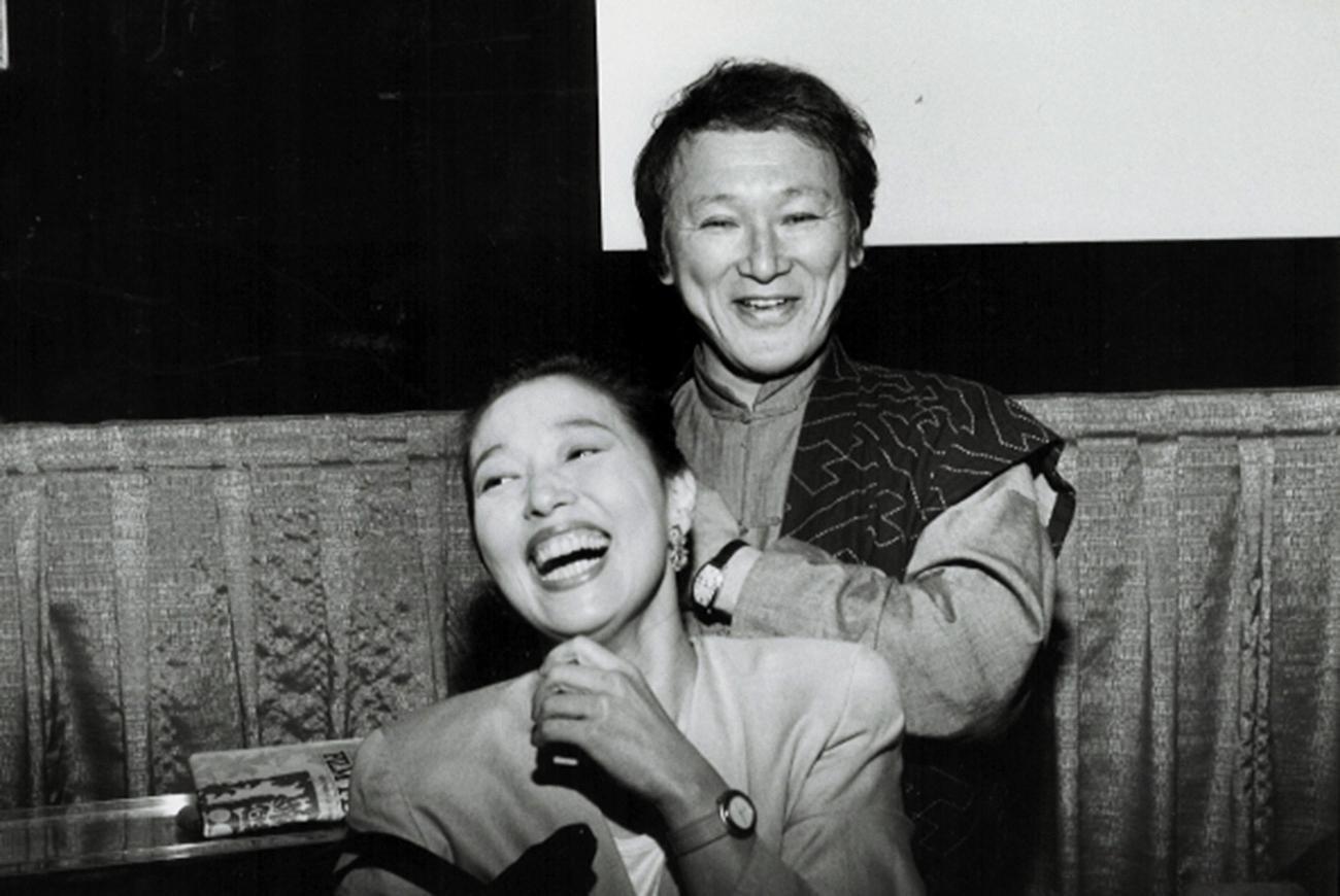 伊丹十三（右）與演員妻子宮本信子（左）鶼鰈情深，蔚為影壇佳話。（翻攝自filmedinether.com）