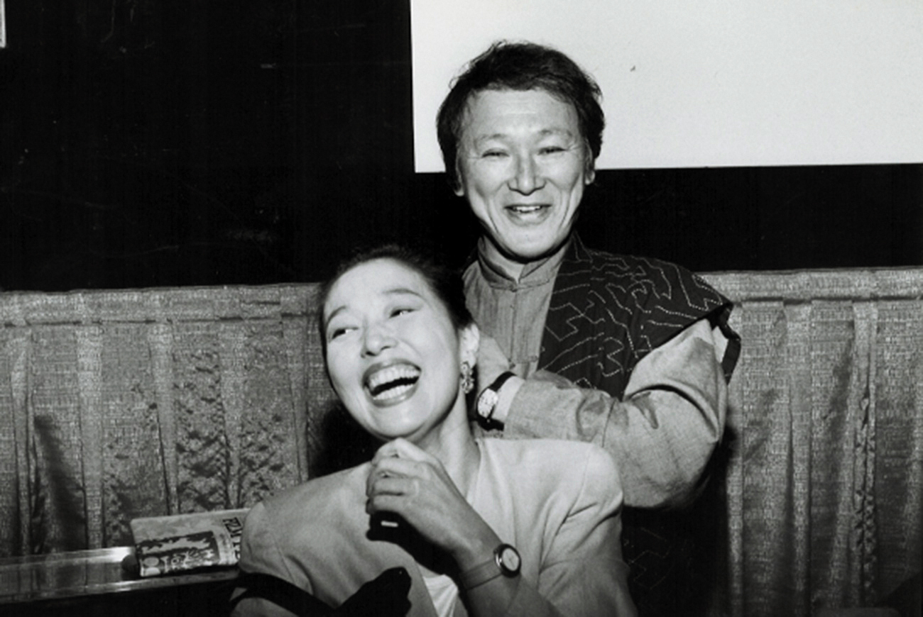 伊丹十三（右）與演員妻子宮本信子（左）鶼鰈情深，蔚為影壇佳話。（翻攝自filmedinether.com）