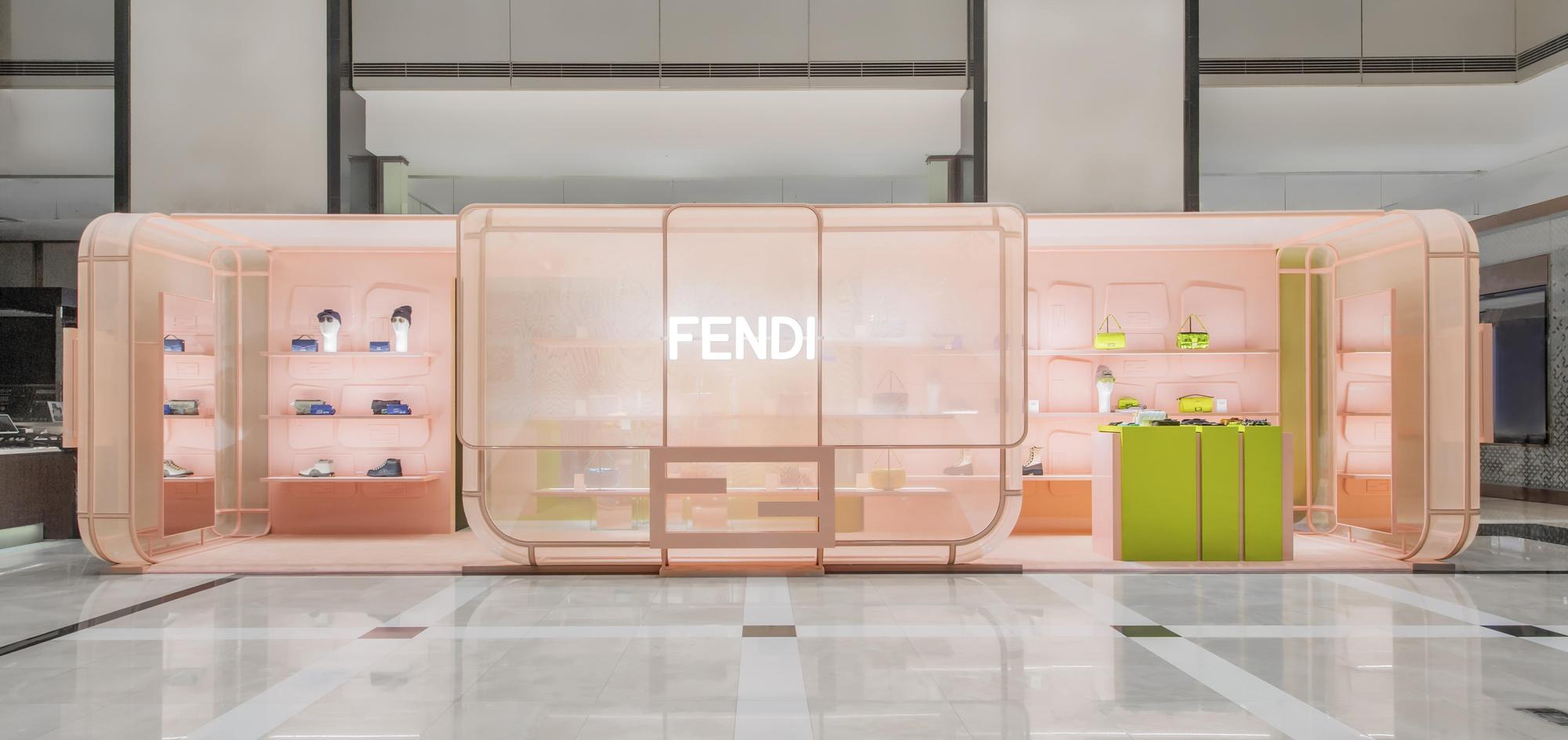 約21坪的FENDI新光三越台南新天地Pop up快閃店以櫻花粉與芥末綠的色系為主要視覺效果。（FENDI提供）