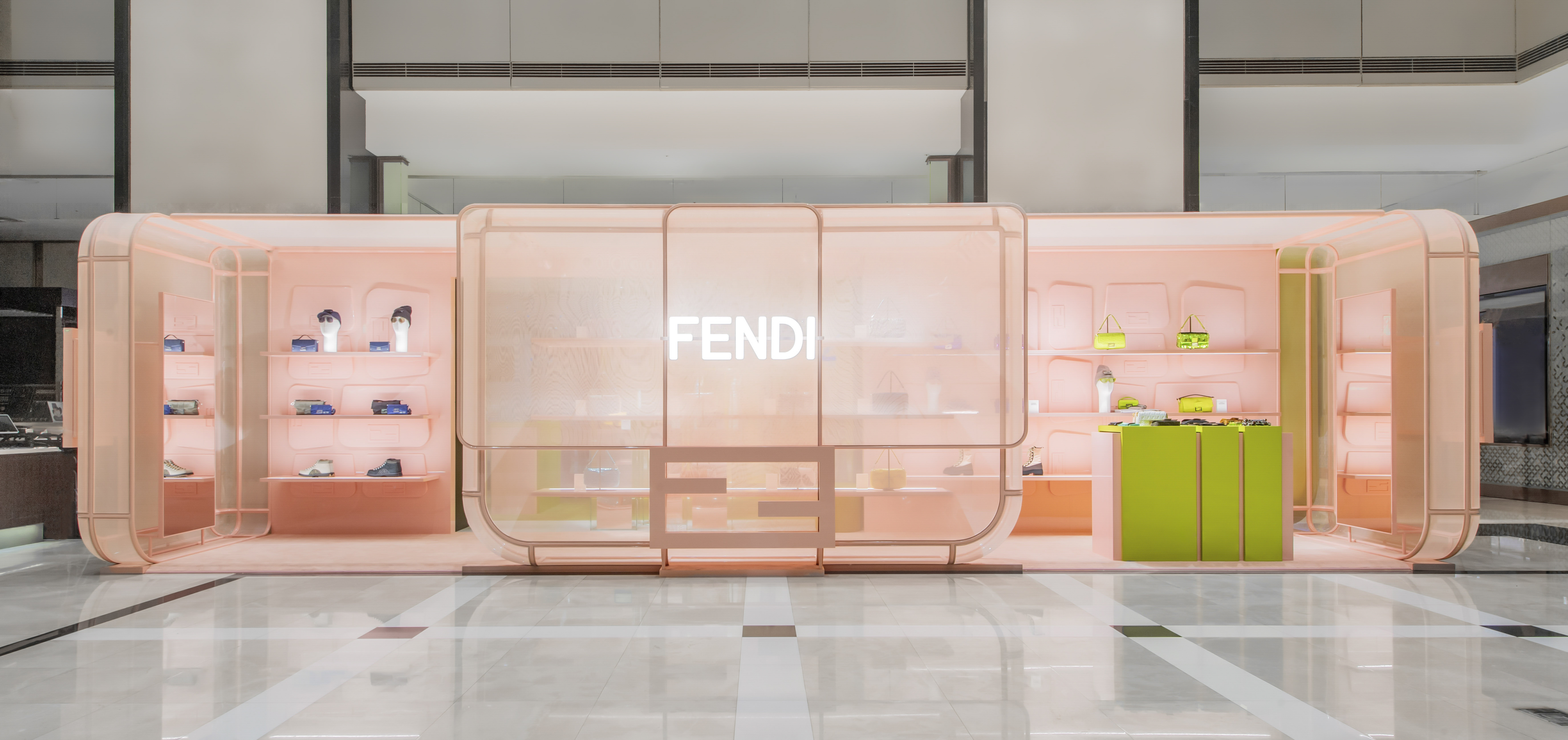 約21坪的FENDI新光三越台南新天地Pop up快閃店以櫻花粉與芥末綠的色系為主要視覺效果。（FENDI提供）