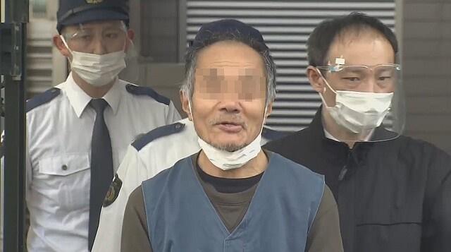 河嫌疑似砍妻百刀，被捕後對媒體露出詭異笑容。（翻攝自livedoor網站）