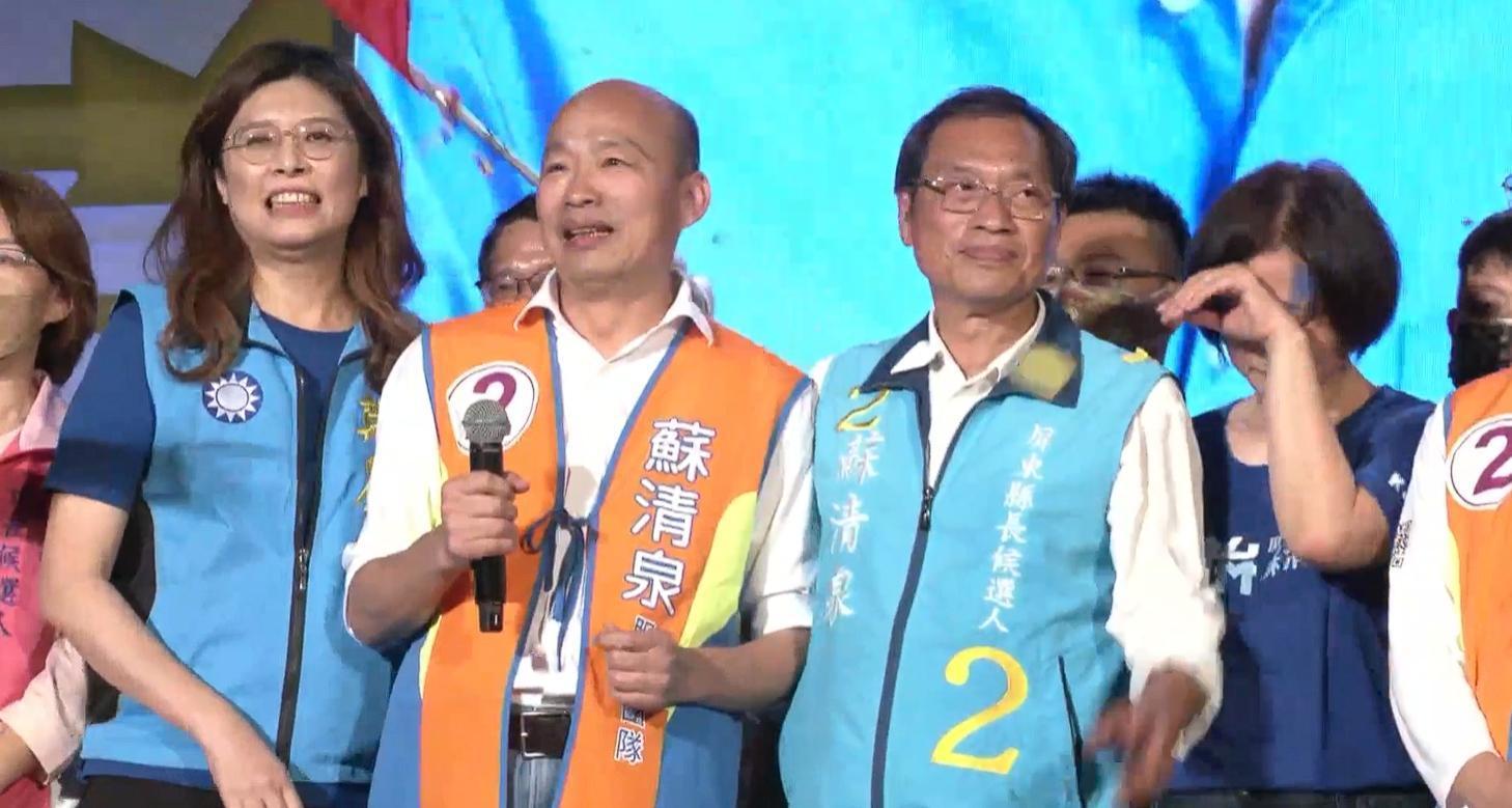 蘇清泉(右起)昨在屏東市舉辦造勢晚會,韓國瑜站台助陣呼籲大家給蘇一個機會。(翻攝自蘇清泉臉書)