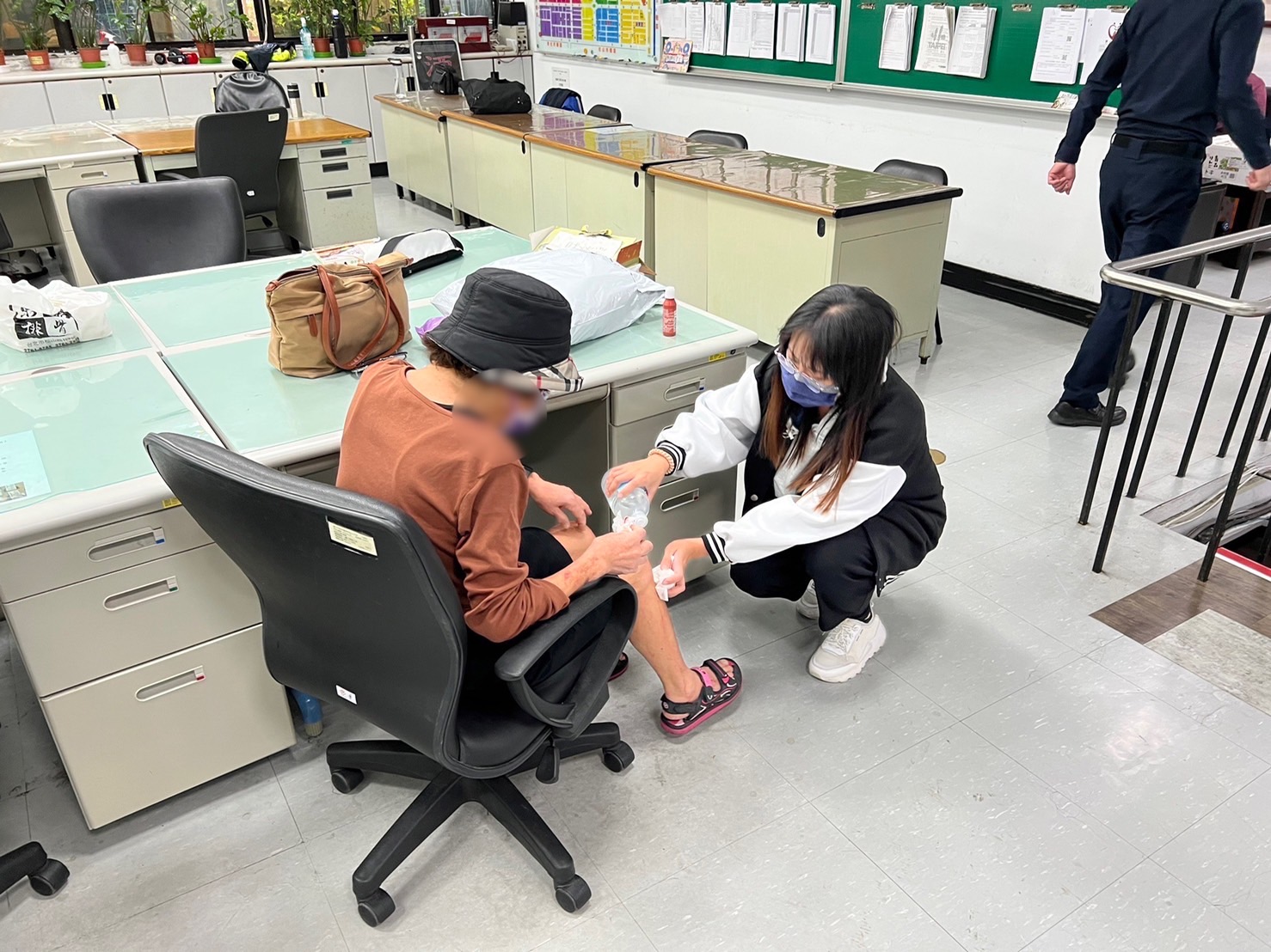 松山分局三民派出所女警金怡良返家休假時，發現77歲的陳姓婦人受傷癱坐路邊，立刻協助施予救護。（翻攝畫面）