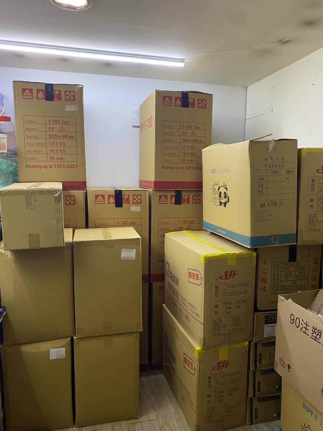  手搖飲業者A小姐投訴，北市府在今年8月宣布12月1日起禁用「一次性」塑膠杯，但緩衝期太短，店內還有大量庫存無法消化，全將成為垃圾。（讀者提供）