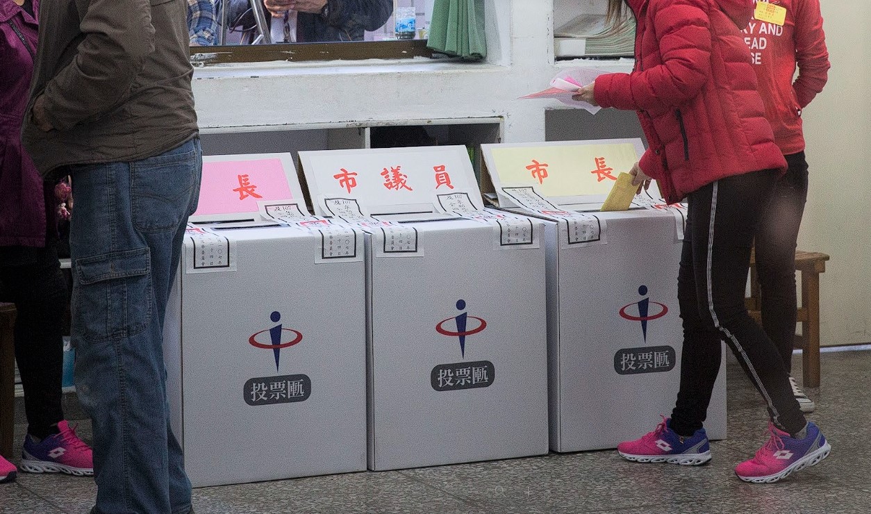 地方大選投票即將登場，但確診者無法出門，被認為是違憲影響投票權。（本刊資料照）