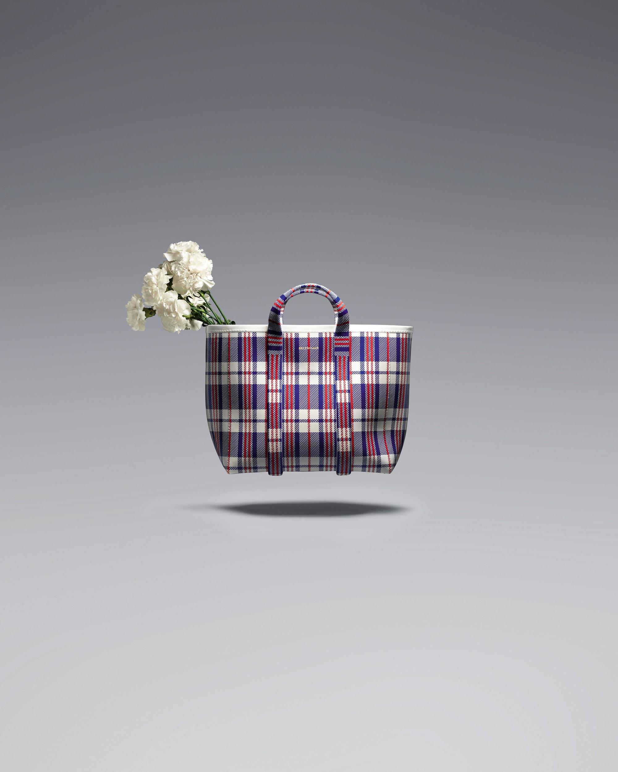 托特包造型陶瓷大號花瓶 NT$205,940。（BALENCIAGA提供）