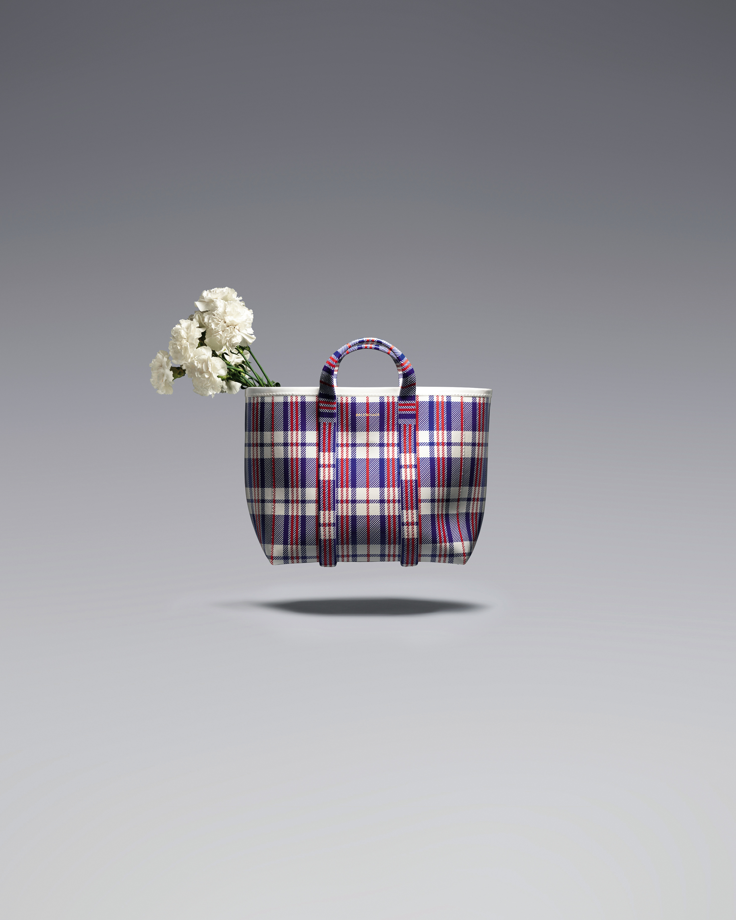 托特包造型陶瓷大號花瓶 NT$205,940。(BALENCIAGA提供)