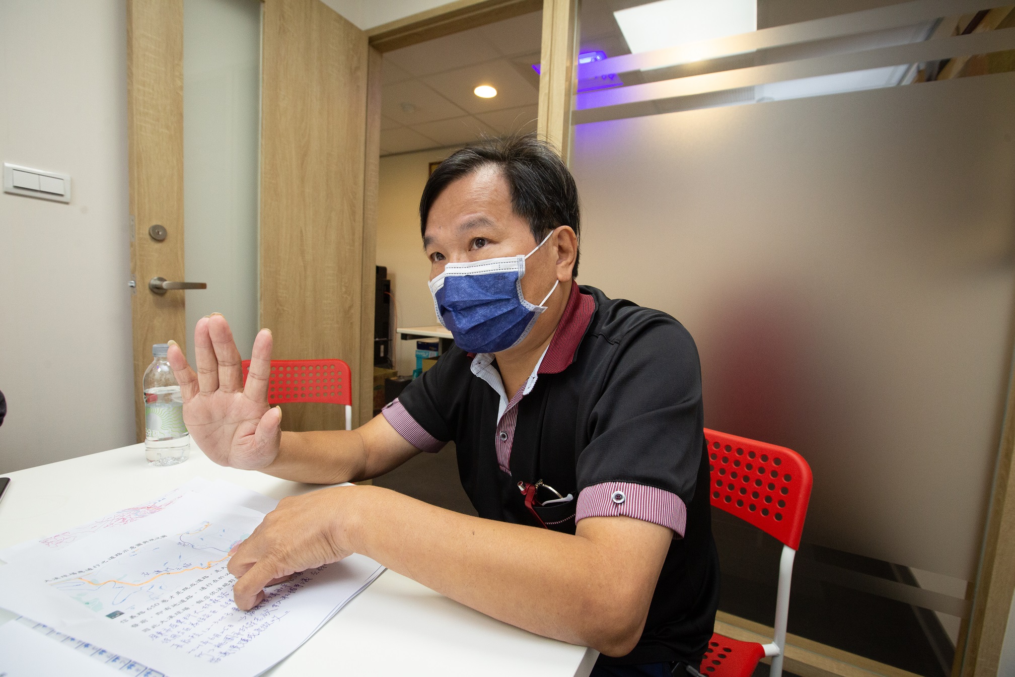 地主吳先生控訴大財團明知非既成道路,卻長期占用私人土地。(民眾提供)