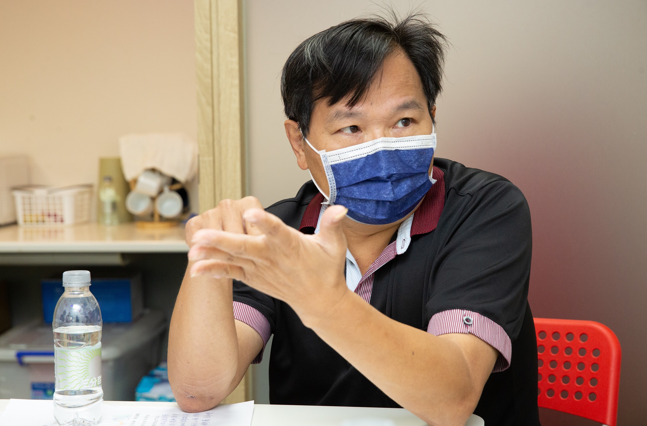 吳先生捍衛自身權益卻遭警方逮捕，無奈請律師協助。（民眾提供）