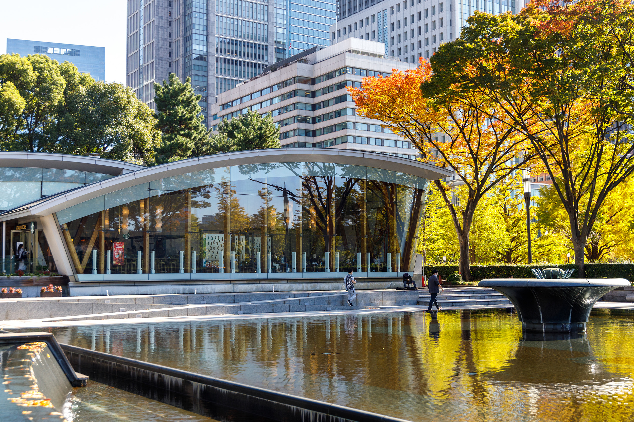 日本首間綠色星巴克開在皇居外苑旁，也是欣賞楓紅秋色的絕佳景點。