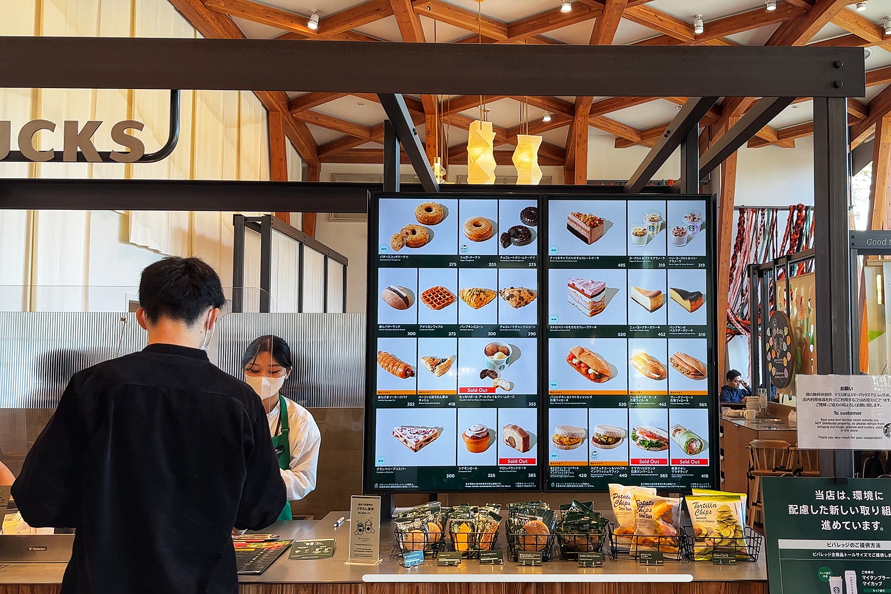 為了減少食物過期與浪費,店內取消過往以玻璃櫃展示餐點方式,改採電子螢幕看板供民眾點餐。