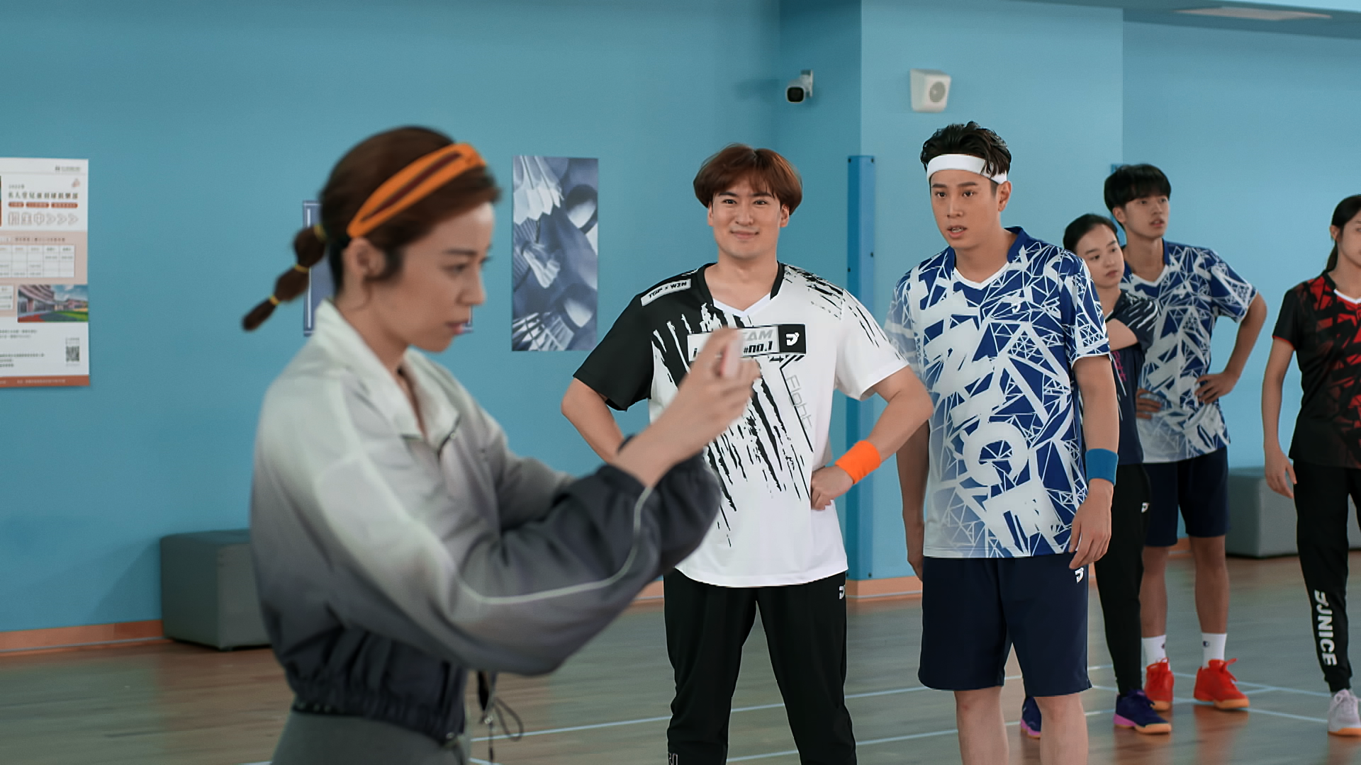 王瞳在《決勝的揮拍》隨時幫大家拍照記錄每一刻。(民視提供)