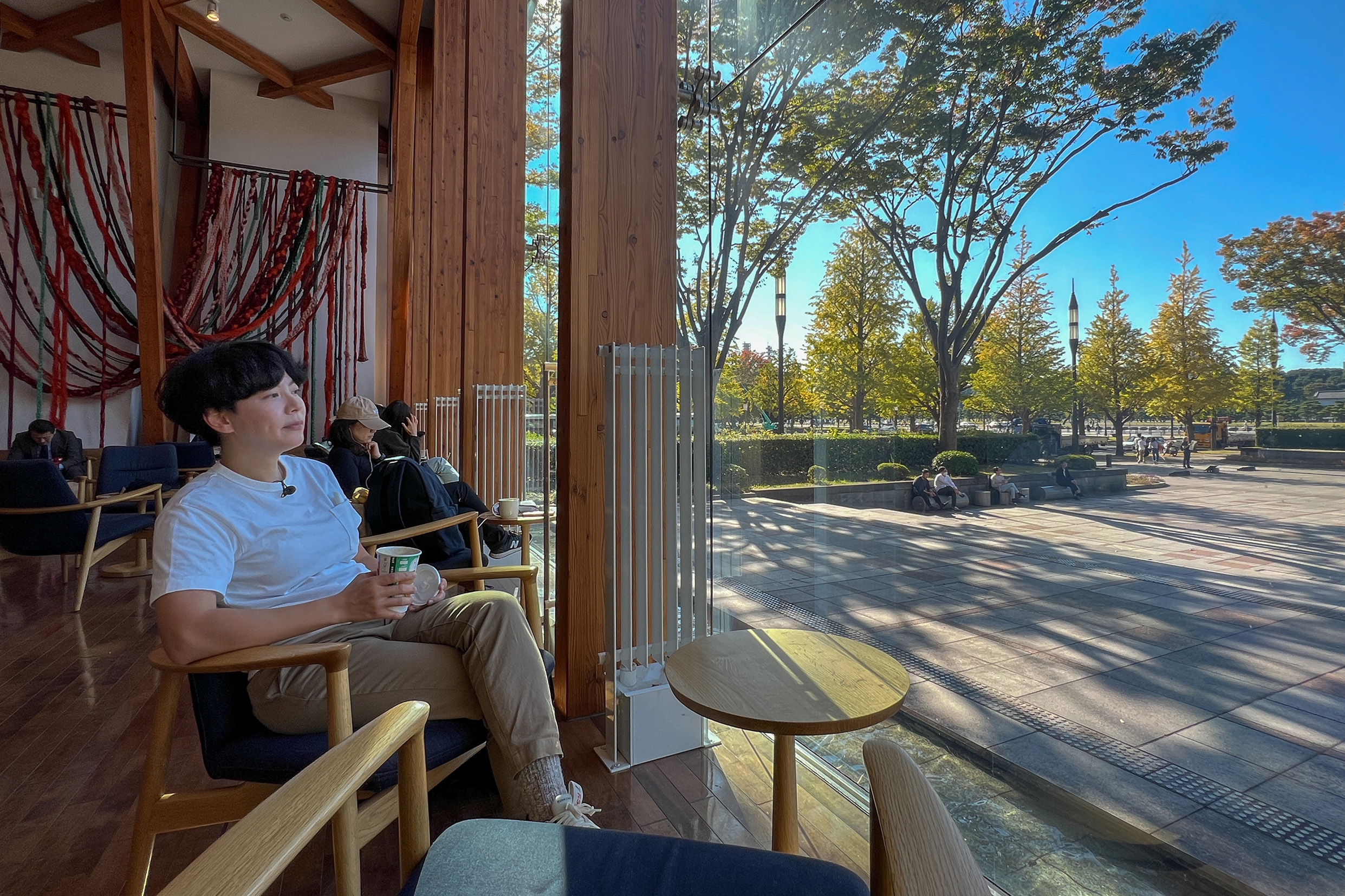 若來到東京皇居外苑欣賞銀杏大島美麗秋色,可把這間公園內的綠色星巴克當作沿途休憩的景點。
