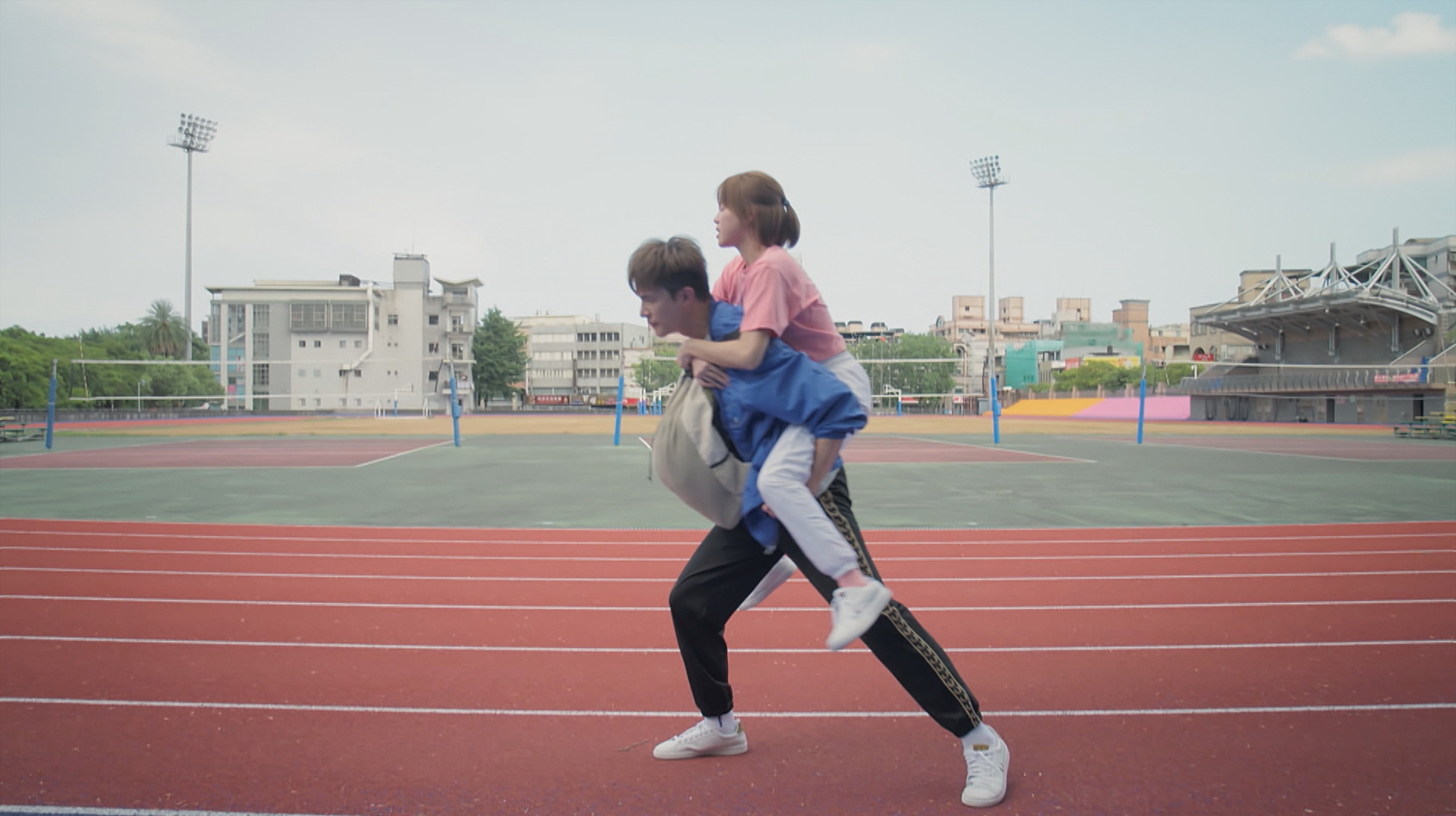 程予希在《決勝的揮拍》中腳扭傷,謝佳見揹到保健室。(民視提供)