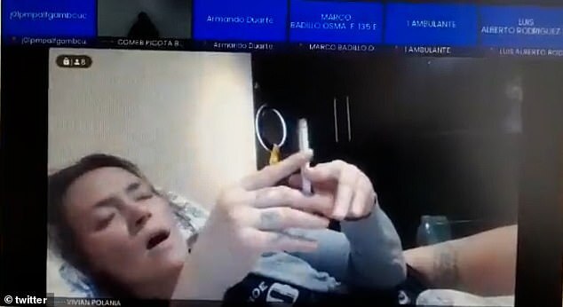 波蘭妮雅日前進行視訊開庭，竟然以半裸滾床抽菸的姿態出現。（翻自《每日郵報》）