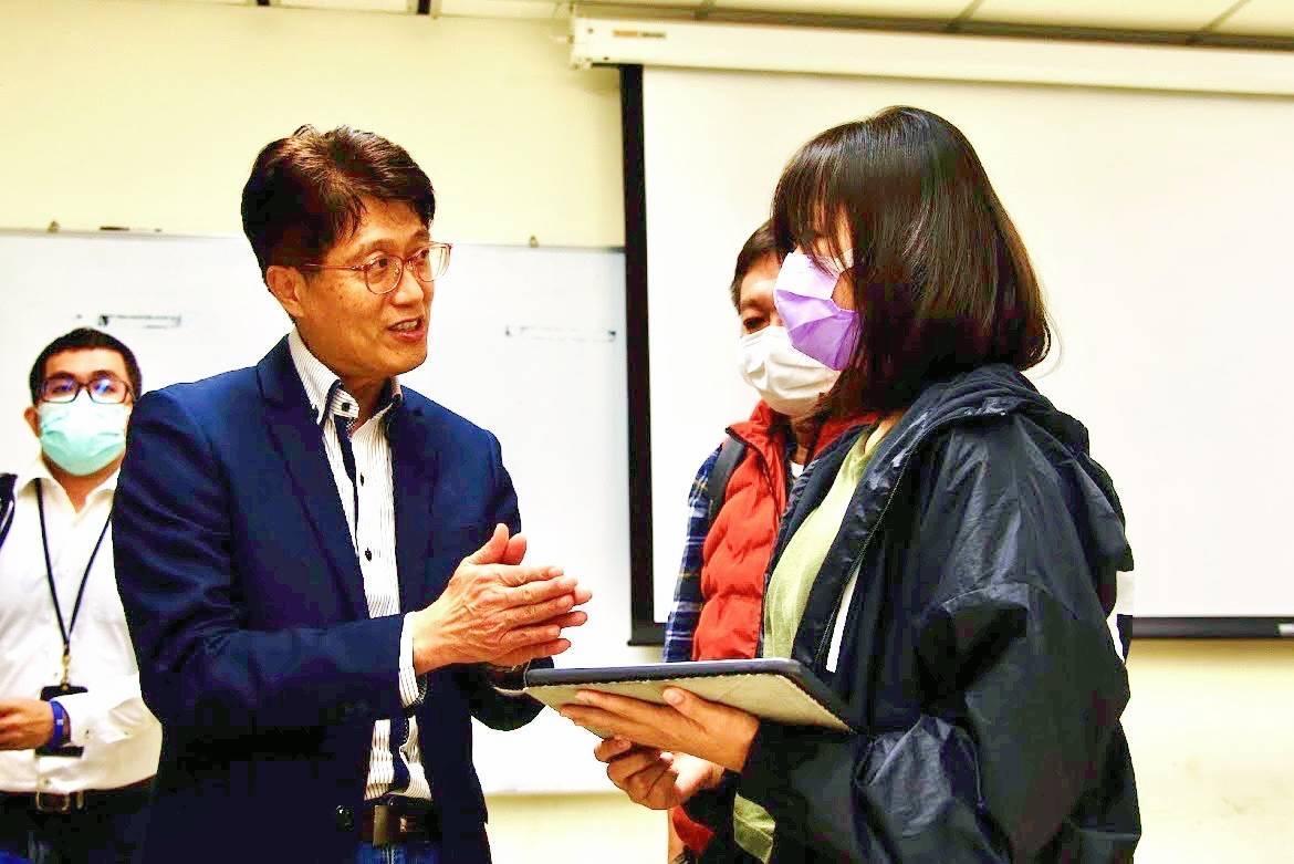 黃一平局長(左)和民眾於講座後熱烈交流。