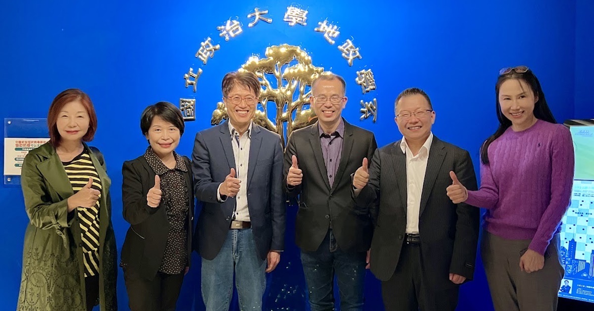 政大地政系舉辦的永續智慧城市講座邀請到台北市都發局局長黃一平(左3)分享台北市都市擘劃的經驗。