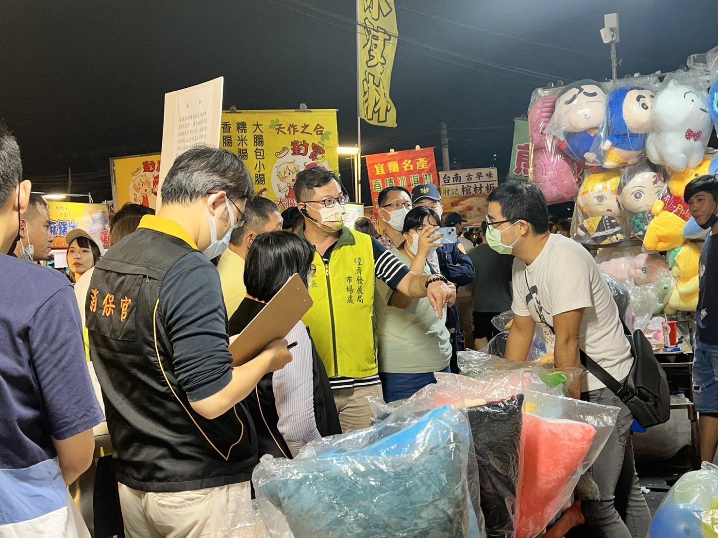 有民眾到台南花園夜市射氣球竟要價5,200元,事後攤商被起底是慣犯,昨晚南市府到場稽查。(台南市政府提供)
