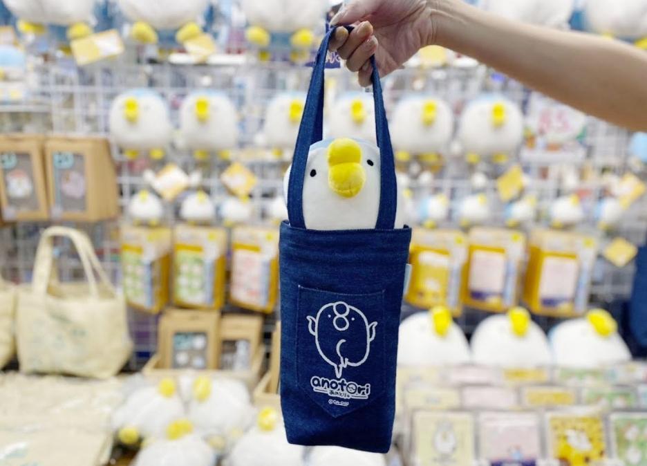 Global Mall推即日起至11月27日持Global Mall聯名卡當日消費滿999元可換「那隻鳥｡飲料提袋」（不含玩偶）。（業者提供）