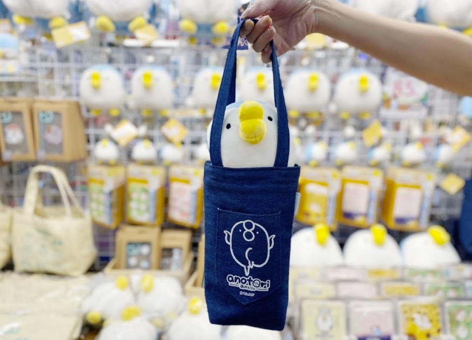 Global Mall推即日起至11月27日持Global Mall聯名卡當日消費滿999元可換「那隻鳥。飲料提袋」(不含玩偶)。(業者提供)