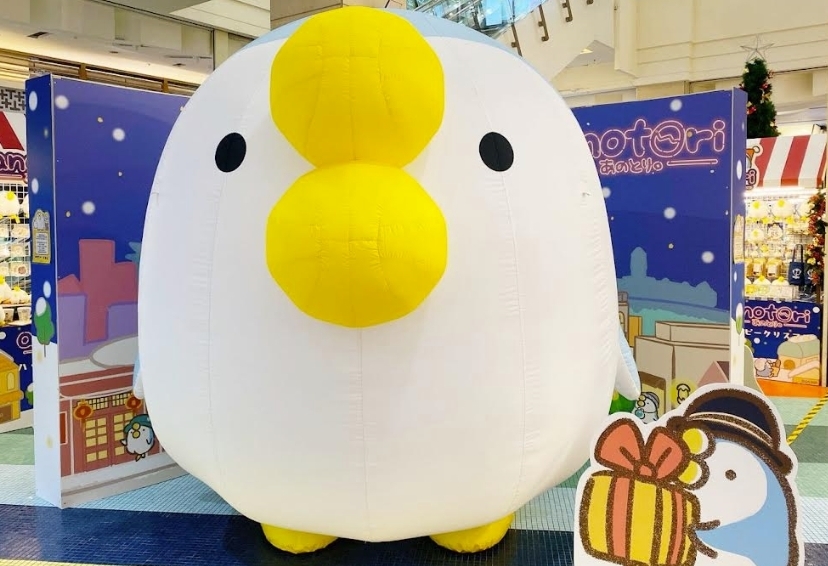 搶攻耶誕商機， Global Mall與日本人氣貼圖「那隻鳥｡」獨家合作，全台八店耶誕樹上掛滿著萌力十足的「那隻鳥｡」玩偶。（業者提供）